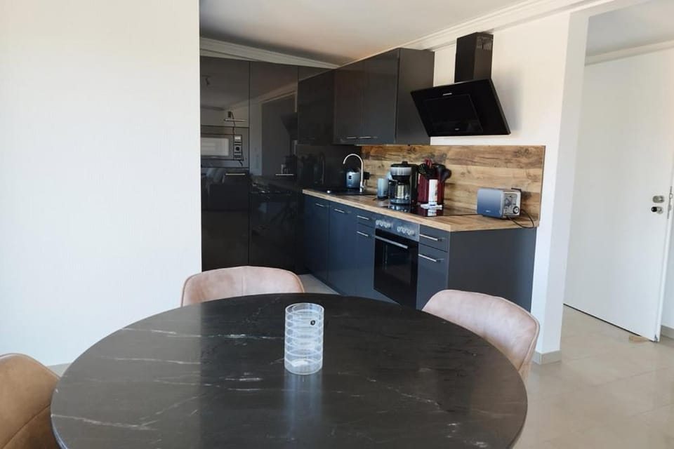 Coffee/tea facilities, Kitchen or kitchenette, Dining area, oven, stove