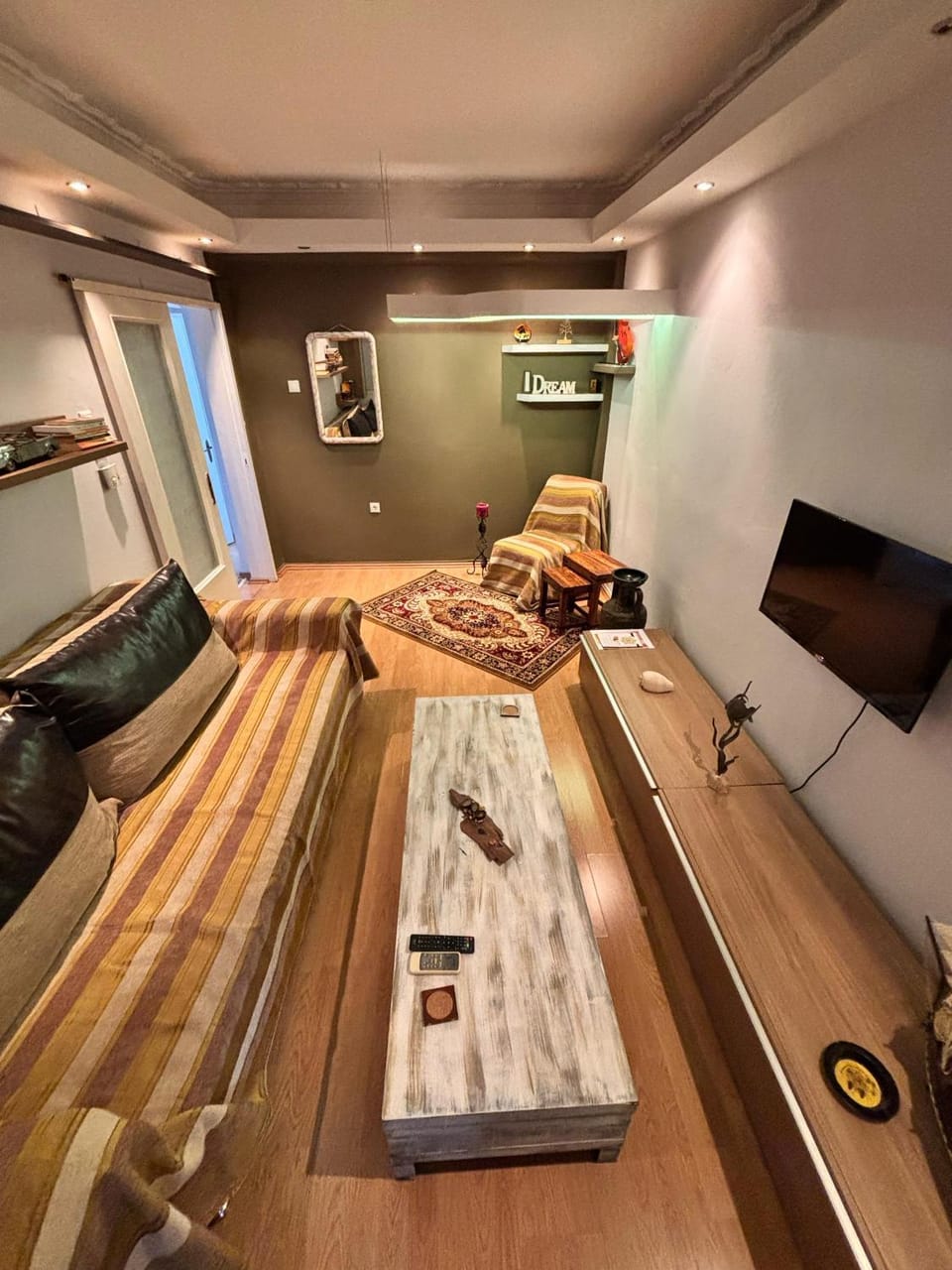 Bed, TV and multimedia, Living room