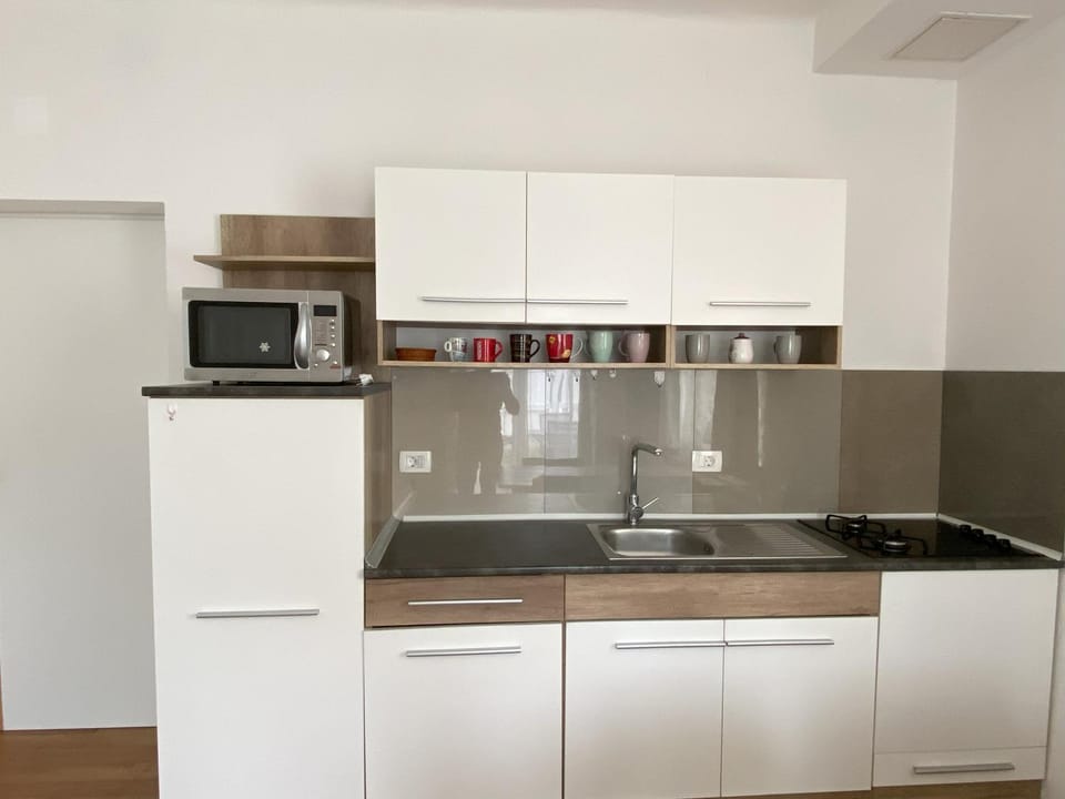 Coffee/tea facilities, Kitchen or kitchenette, stove