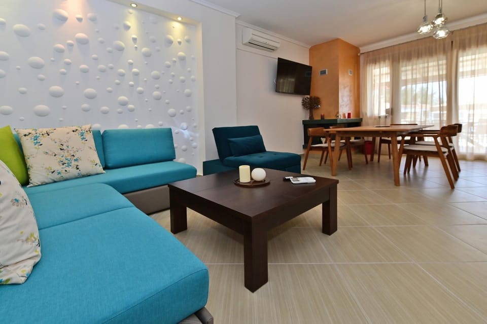 TV and multimedia, Living room, Seating area, Dining area, fireplace