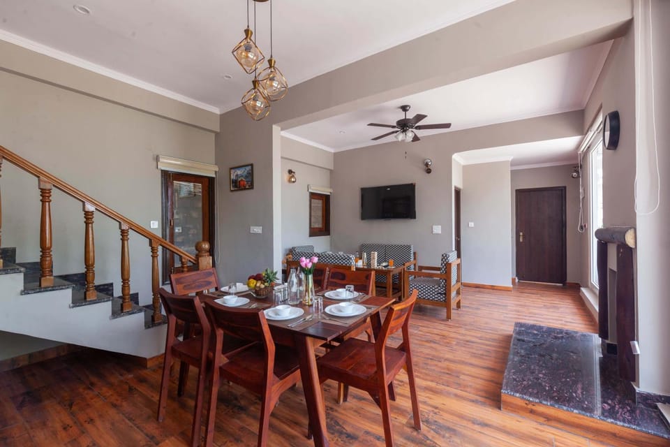 TV and multimedia, Living room, Seating area, Dining area, Evening entertainment