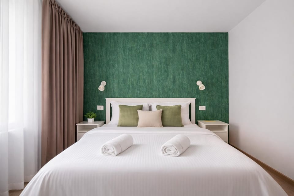 Bed, Bedroom, towels