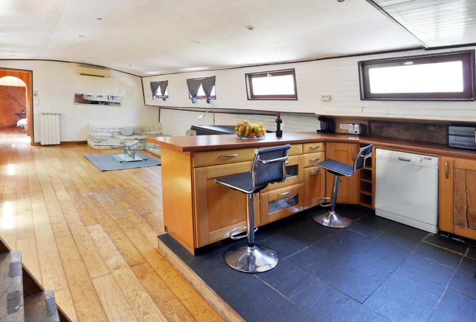 Kitchen or kitchenette, Living room, Seating area, Dining area, minibar
