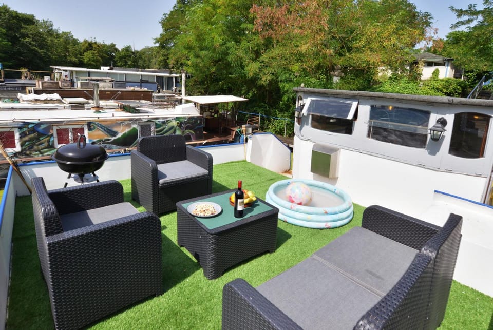Patio, Spring, Day, Natural landscape, Garden, Living room, Seating area, Evening entertainment, Garden view, sunbed