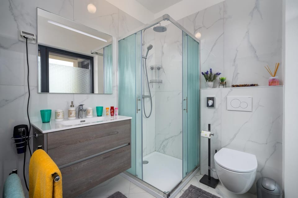 Shower, Toilet, Bathroom, towels