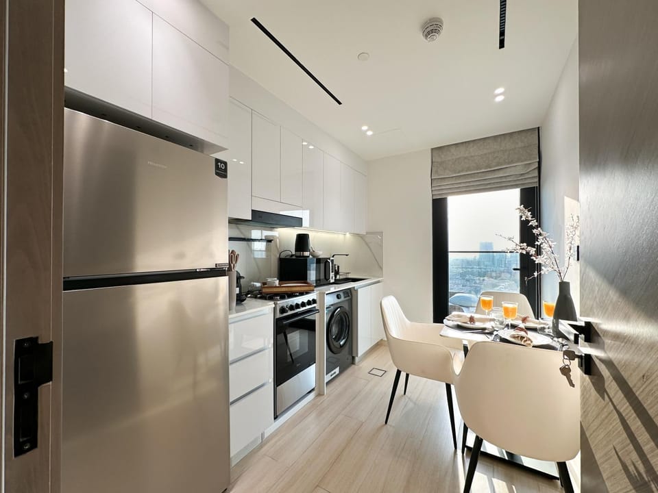 Shadow Lounge Suites Work Station & Dubai Skyline Views Apartment in Dubai