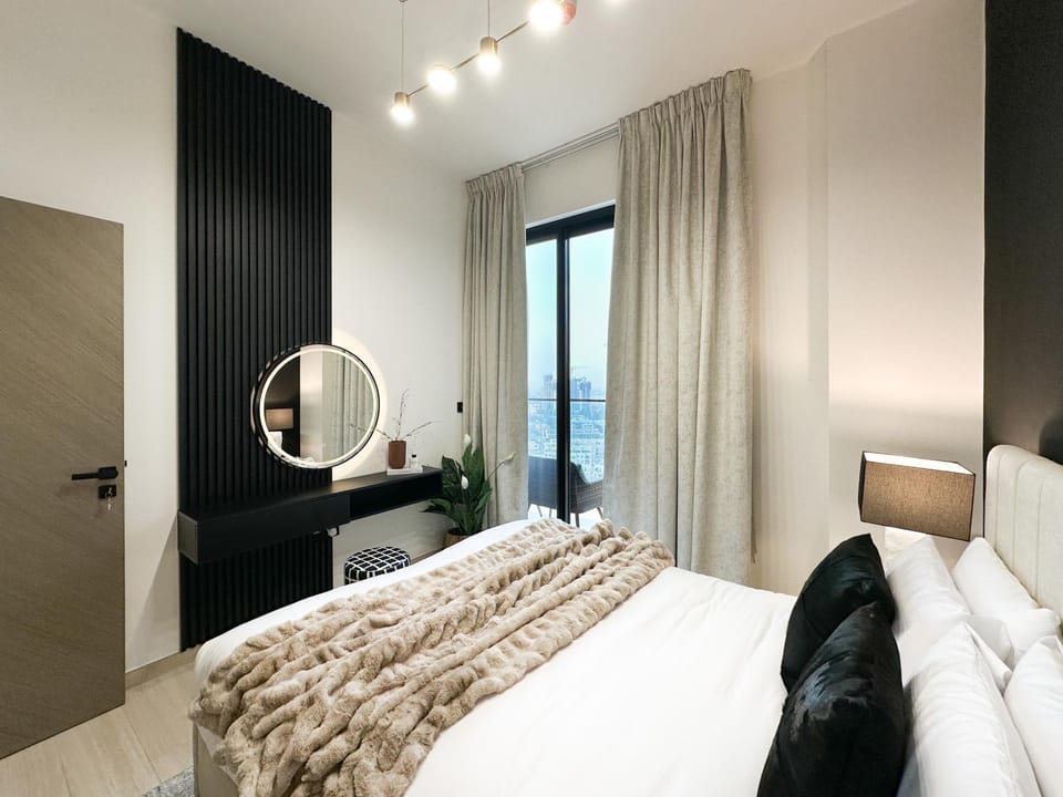 Shadow Lounge Suites Work Station & Dubai Skyline Views Apartment in Dubai