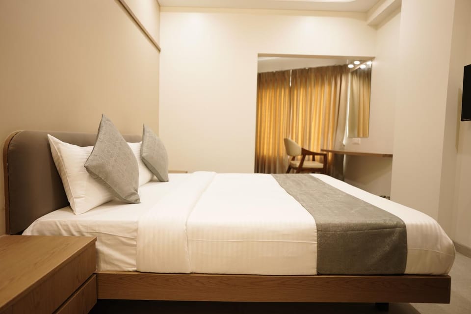 Bed, TV and multimedia, Photo of the whole room, Bedroom