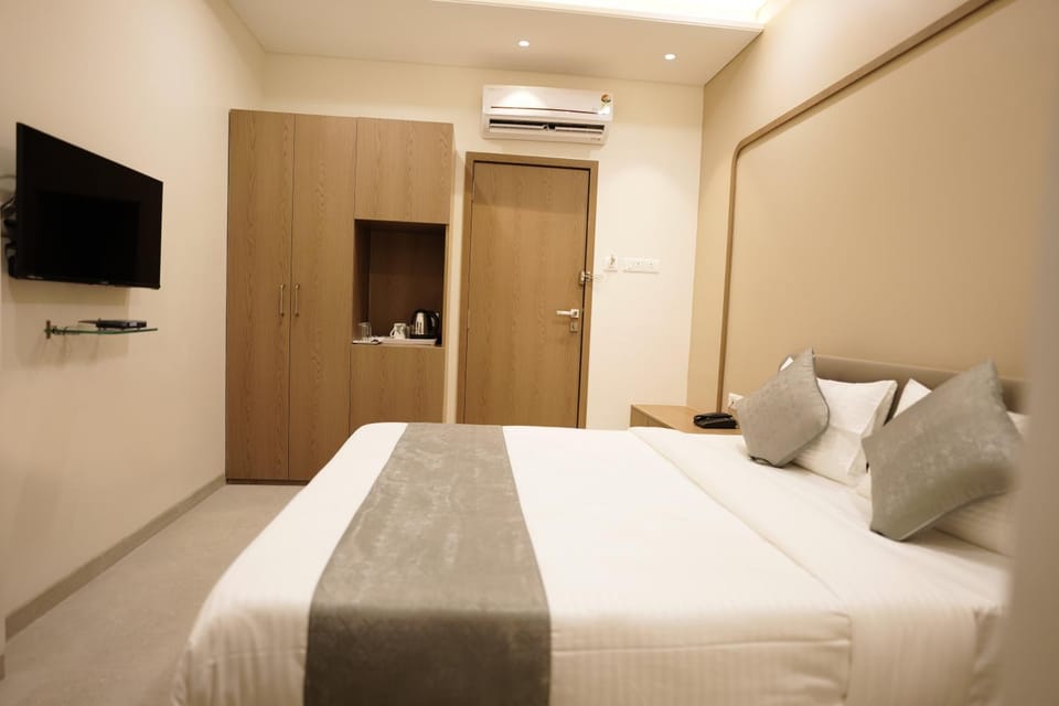 Bed, TV and multimedia, Photo of the whole room, Bedroom, wardrobe, air conditioner
