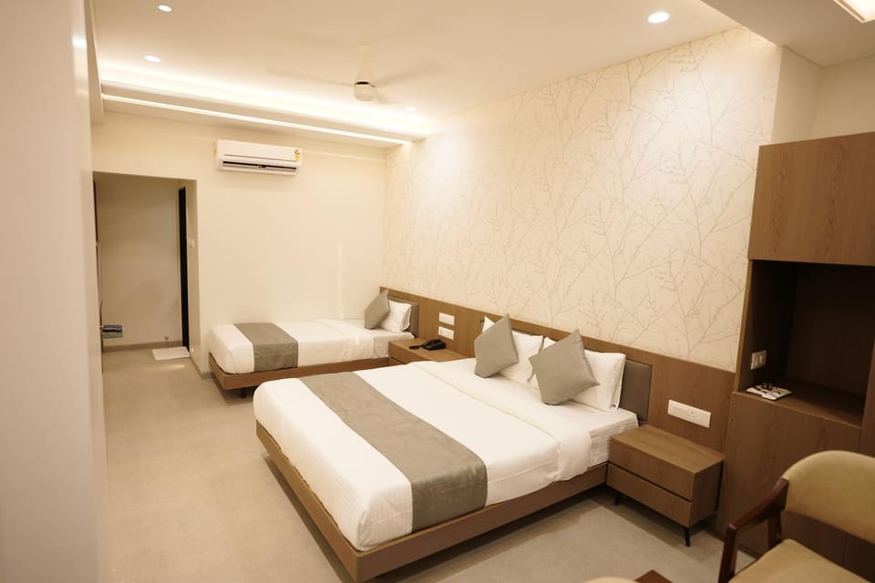 Bed, TV and multimedia, Photo of the whole room, Seating area, Bedroom, air conditioner