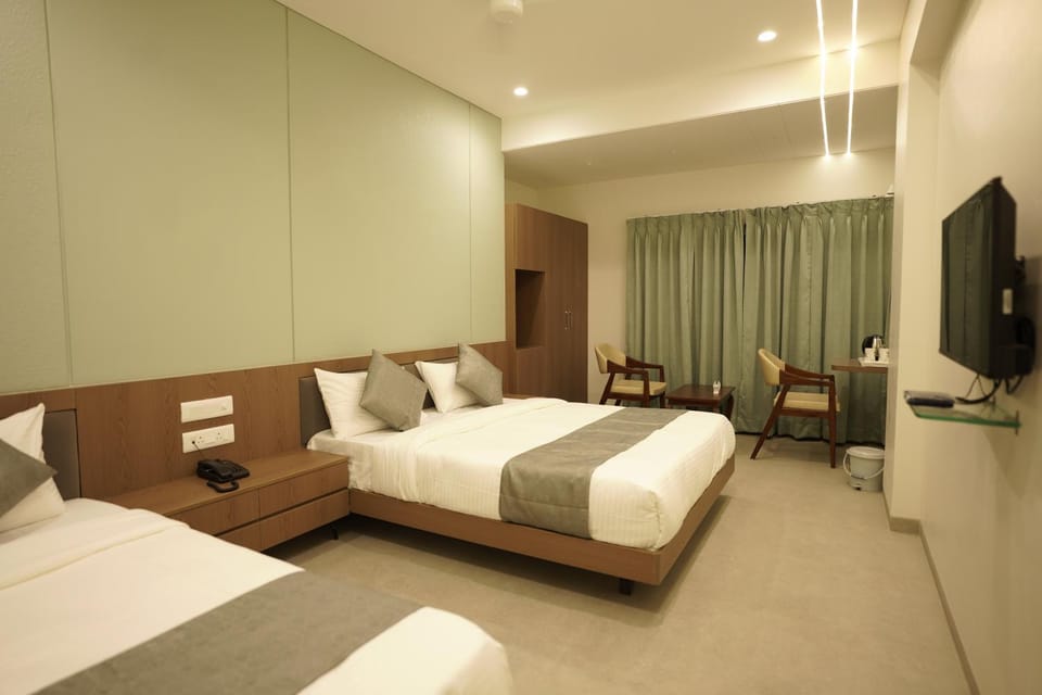 Bed, TV and multimedia, Photo of the whole room, Seating area, Bedroom