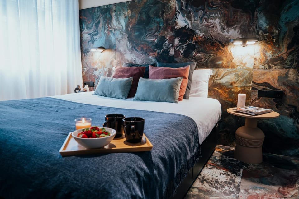 Bed, Food and drinks, Photo of the whole room, Bedroom