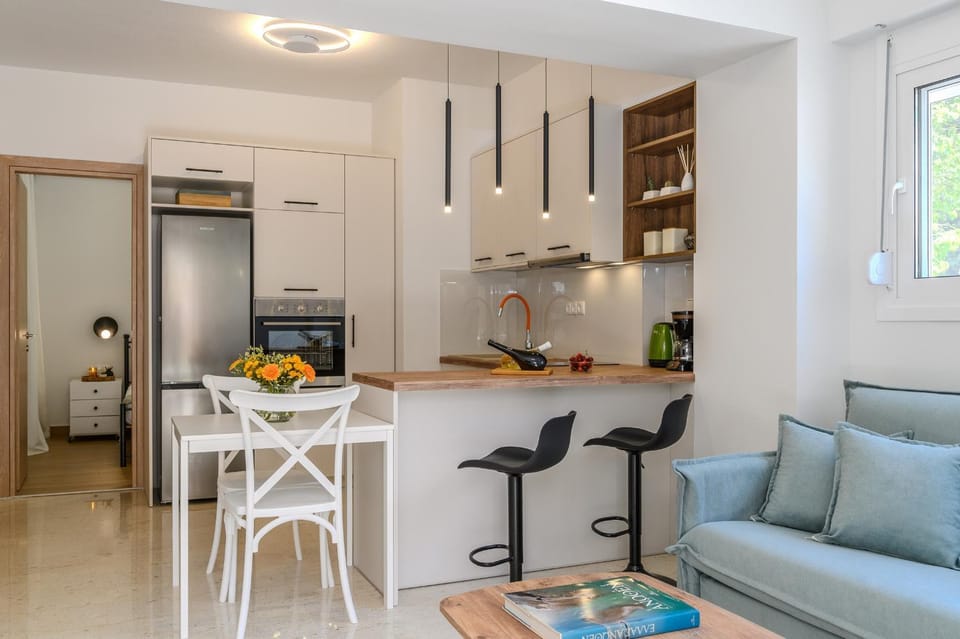 Coffee/tea facilities, Kitchen or kitchenette, Living room, Seating area, Dining area, oven, stove