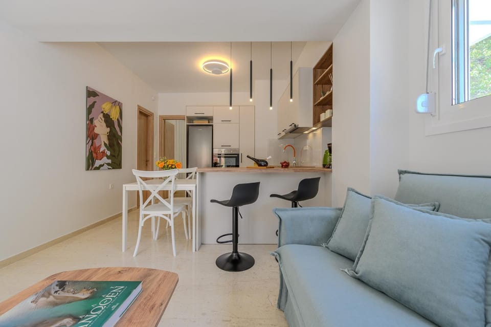 Kitchen or kitchenette, Living room, Seating area, Dining area