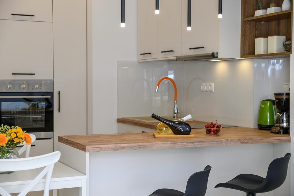Coffee/tea facilities, Kitchen or kitchenette, Dining area, Drinks, stove, toaster