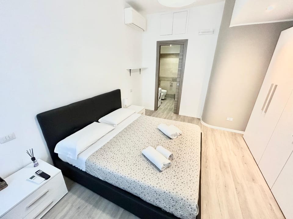 Bed, Photo of the whole room, Bedroom, towels