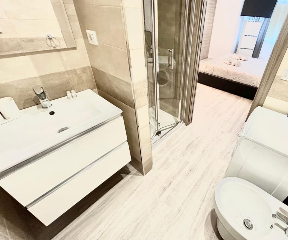 Shower, Toilet, Bed, Bathroom, Photo of the whole room, Bedroom, towels