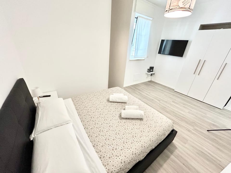 Bed, TV and multimedia, Photo of the whole room, Bedroom, towels, wardrobe