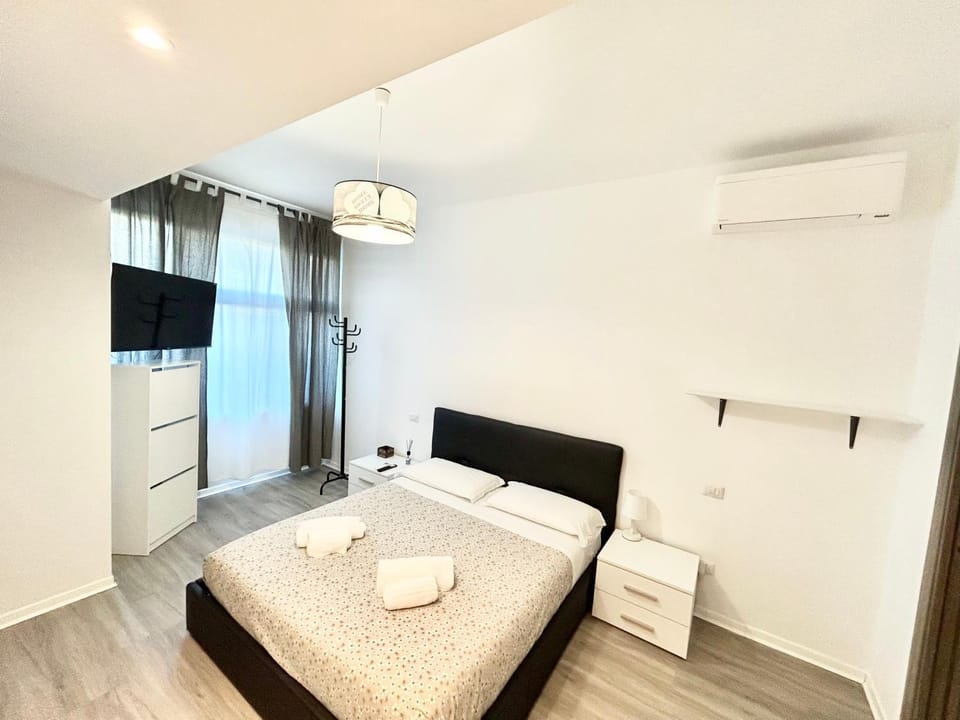 Bed, Photo of the whole room, Bedroom, towels, air conditioner