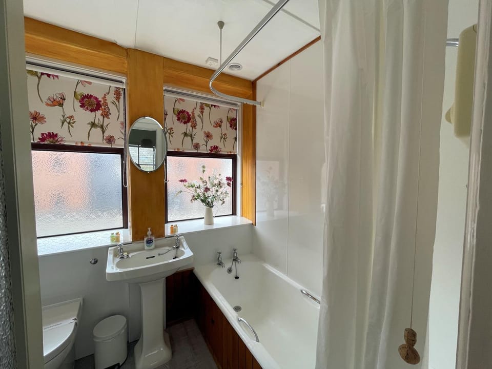 Charming Cosy Traditional Scottish Cottage - Pass the Keys House in England