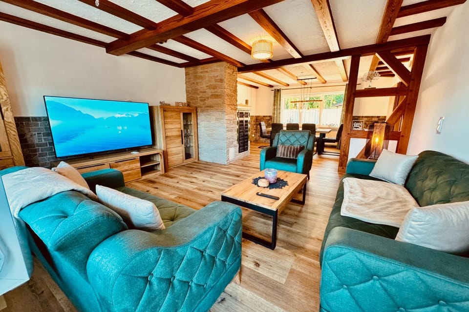 TV and multimedia, Living room, Seating area, Evening entertainment