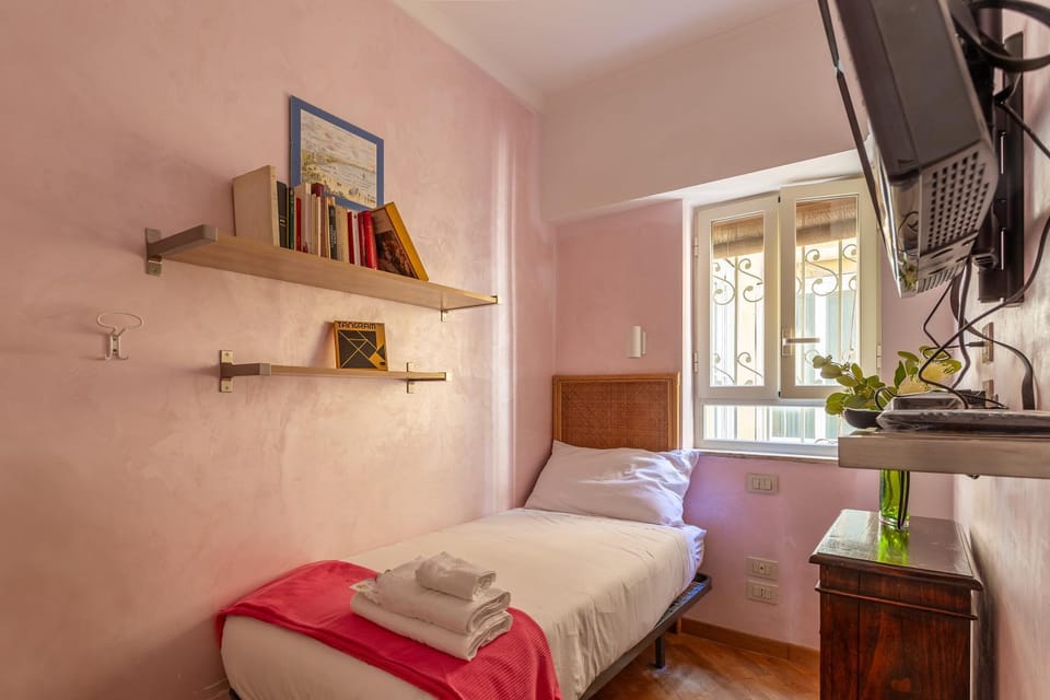 TV and multimedia, Photo of the whole room, Bedroom, towels