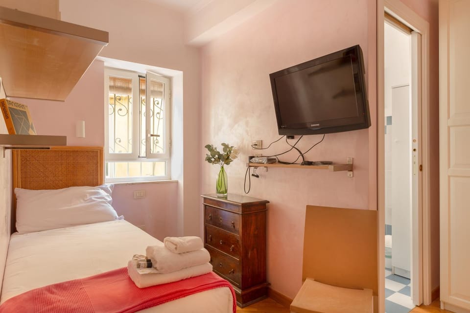 Bed, TV and multimedia, Photo of the whole room, Bedroom, towels