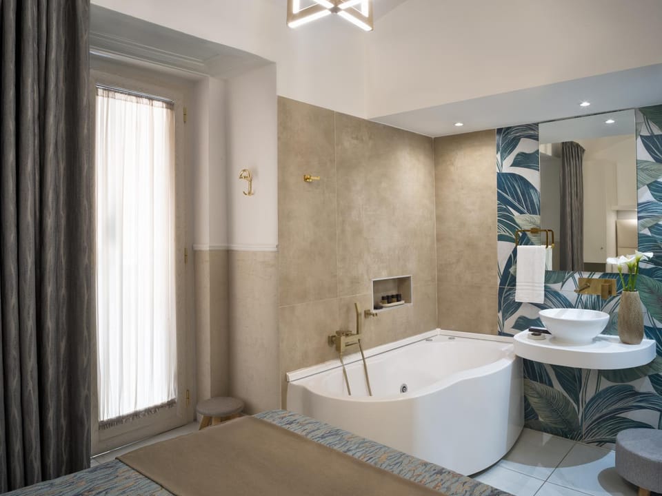Hot Tub, Bathroom, Bedroom