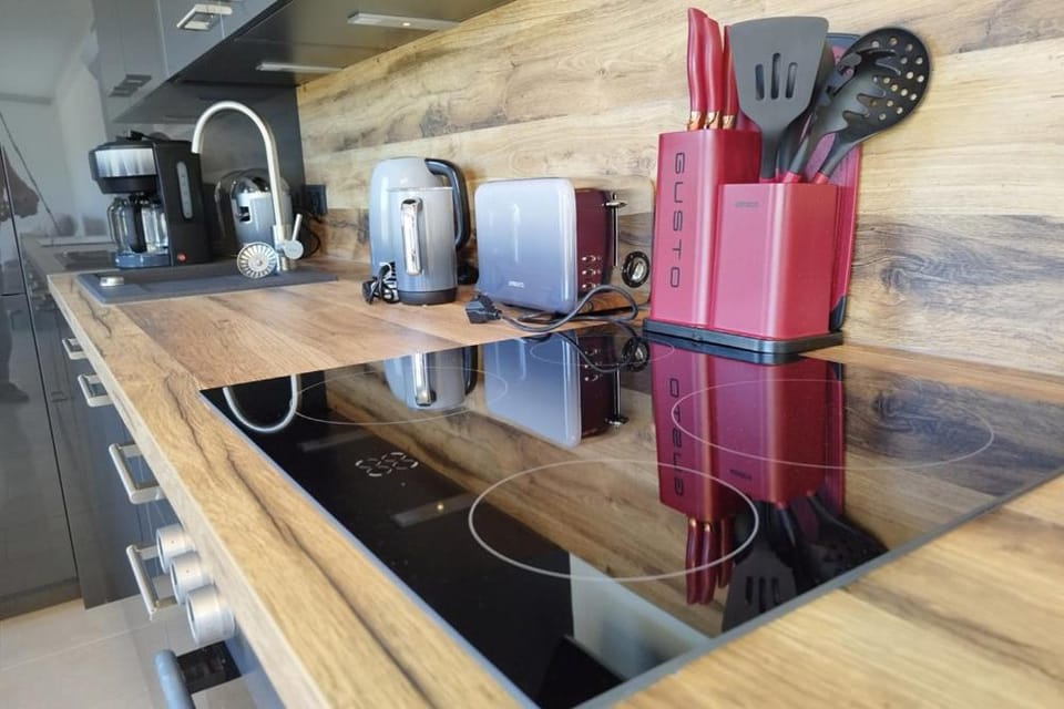 Coffee/tea facilities, Kitchen or kitchenette, stove, toaster