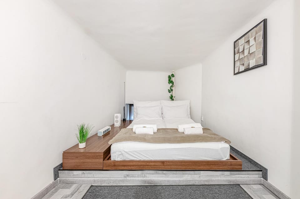 Bed, Photo of the whole room, Bedroom, towels