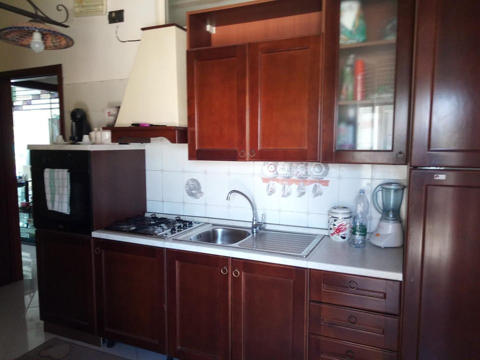 Coffee/tea facilities, Kitchen or kitchenette, oven, stove