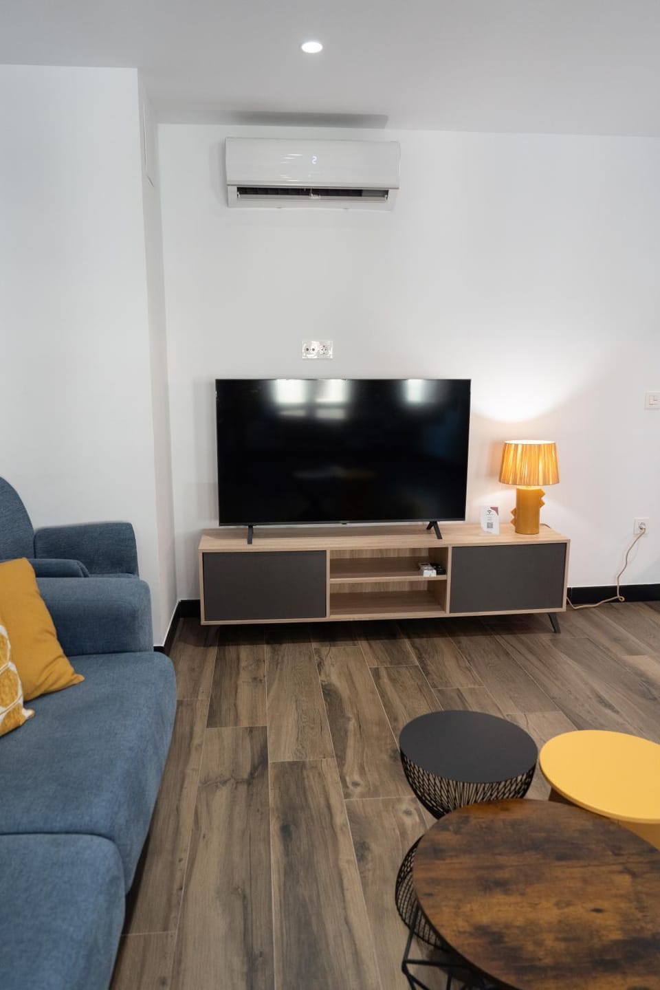 Communal lounge/ TV room, TV and multimedia, Living room, Seating area, Evening entertainment, air conditioner