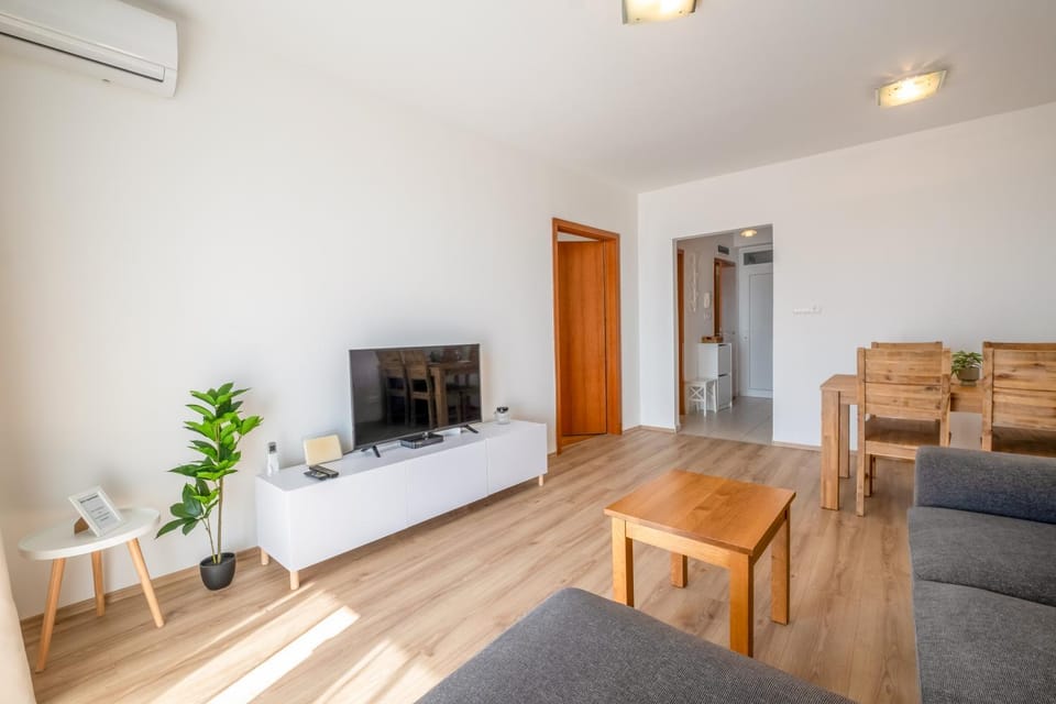 Communal lounge/ TV room, TV and multimedia, Living room, Seating area, Dining area, air conditioner