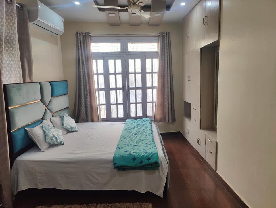 Bed, Photo of the whole room, Bedroom, wardrobe, air conditioner