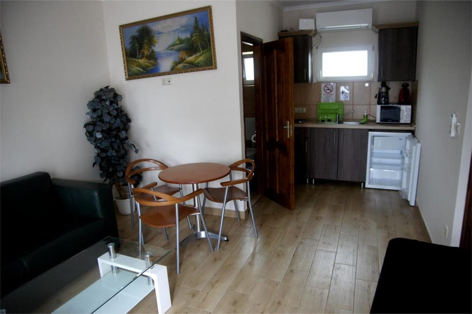 Coffee/tea facilities, Kitchen or kitchenette, Living room, Dining area, stove