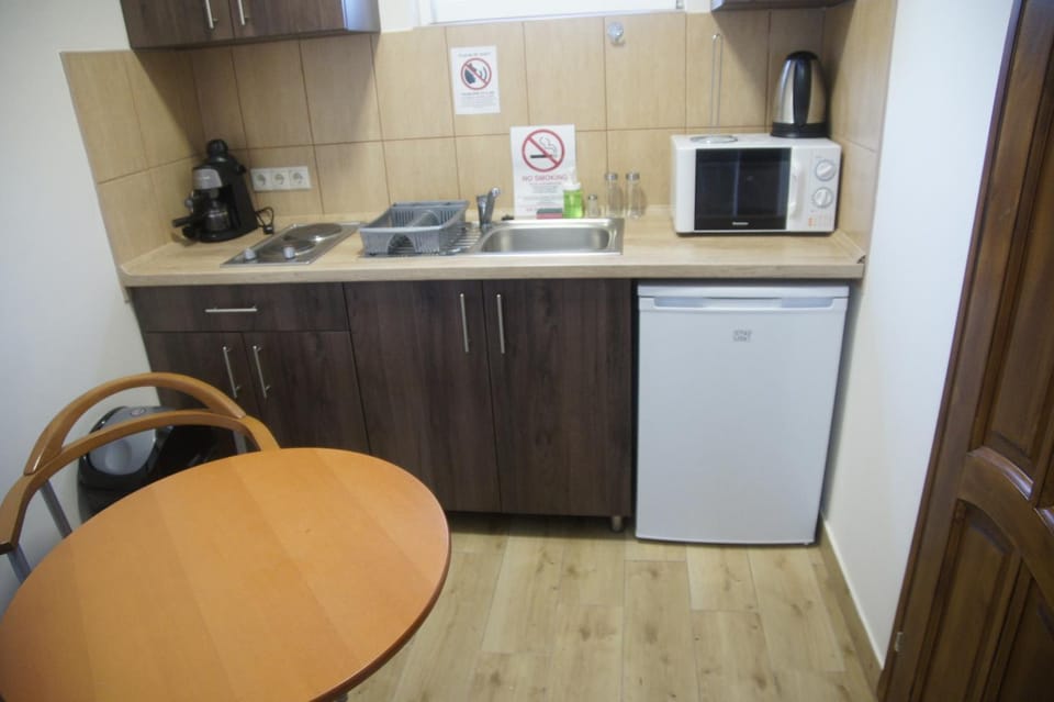Coffee/tea facilities, Kitchen or kitchenette, Dining area, stove