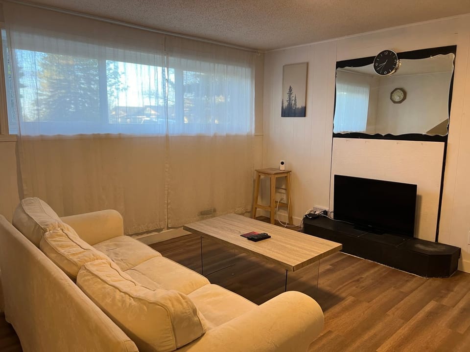 Charming Single House Lower Level House in Calgary