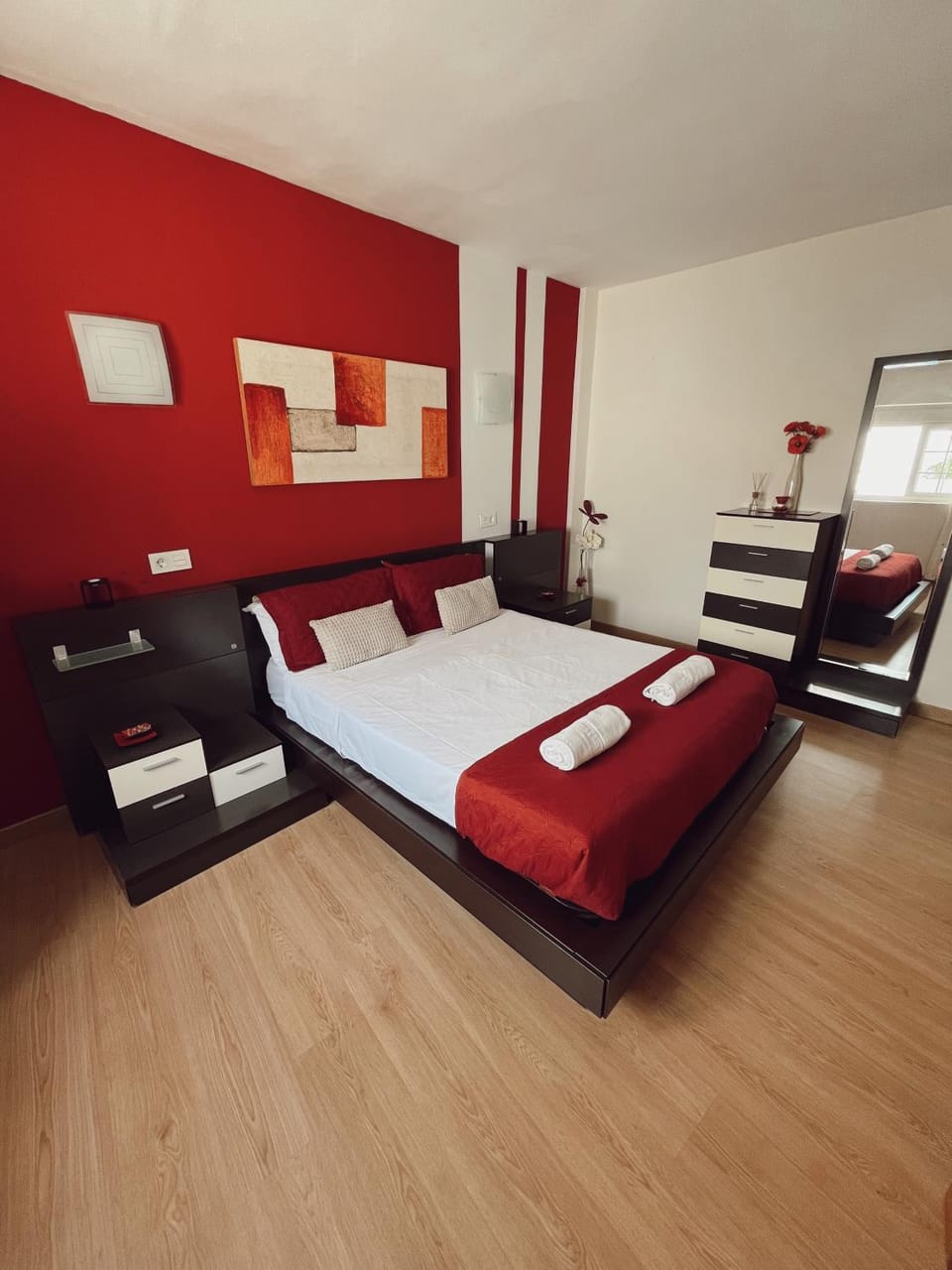 Bed, Photo of the whole room, Bedroom