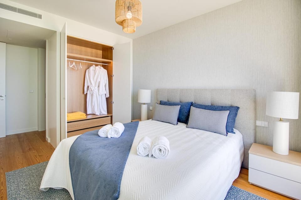 Bed, TV and multimedia, Photo of the whole room, Bedroom, towels, wardrobe, air conditioner