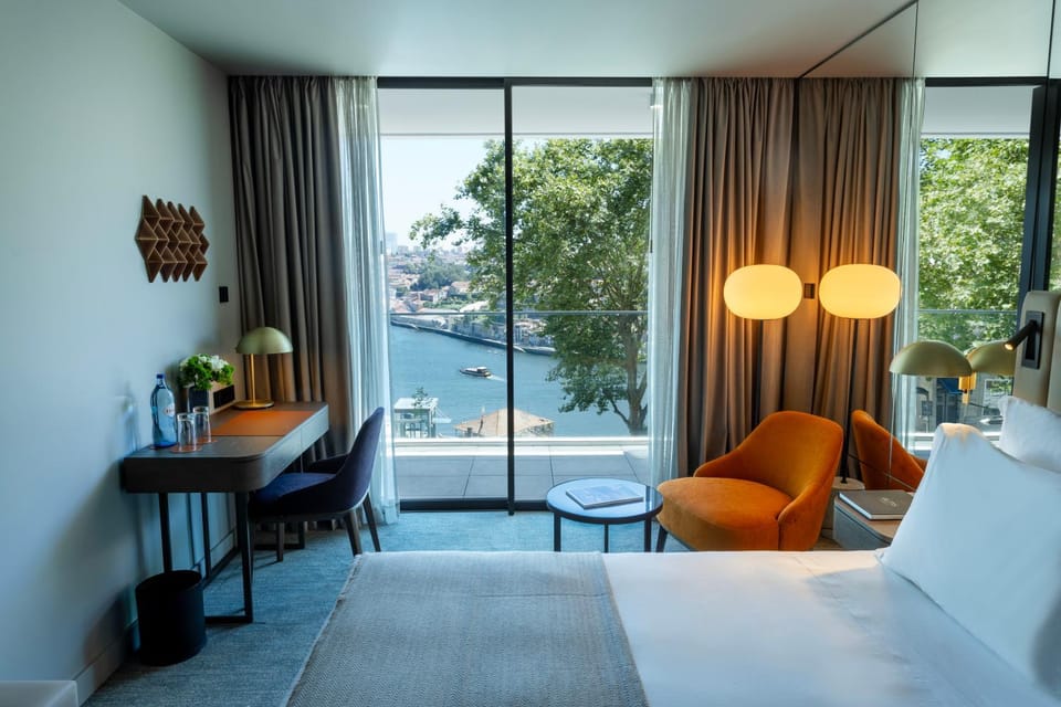 Bed, View (from property/room), Seating area, River view