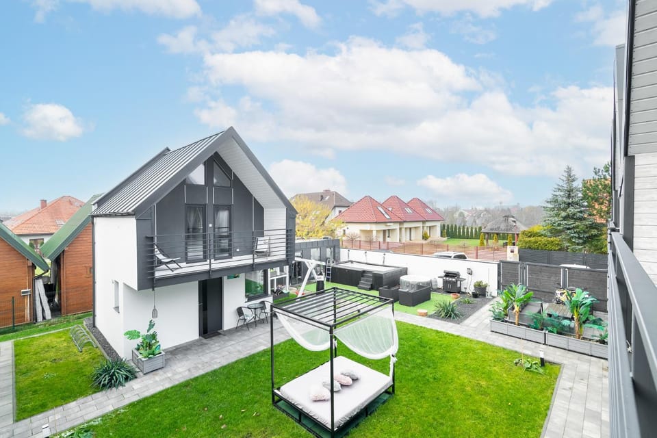 Property building, Spring, Day, Neighbourhood, Natural landscape, Garden, Garden view, Street view