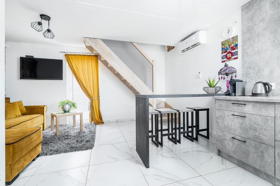 TV and multimedia, Kitchen or kitchenette, Living room, Seating area, Dining area, air conditioner