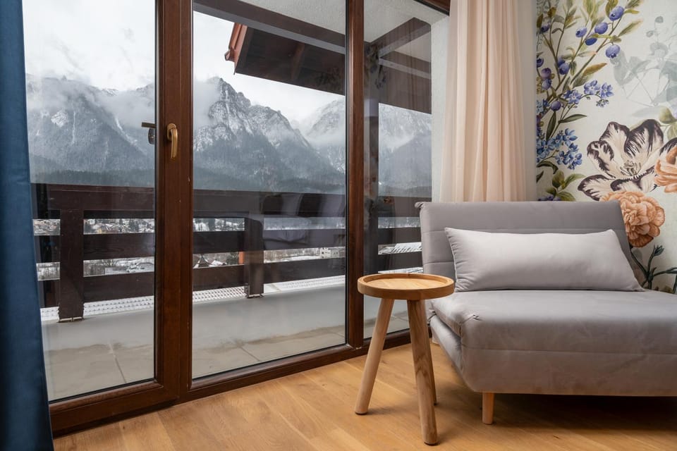 Balcony/Terrace, Mountain view