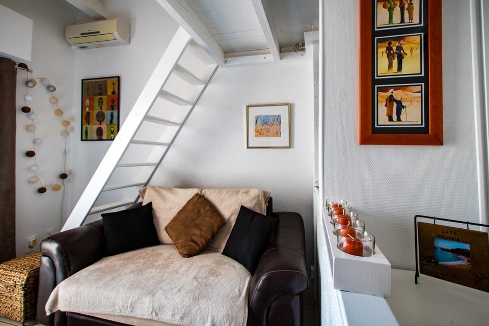 TV and multimedia, Living room, Decorative detail, Seating area, air conditioner