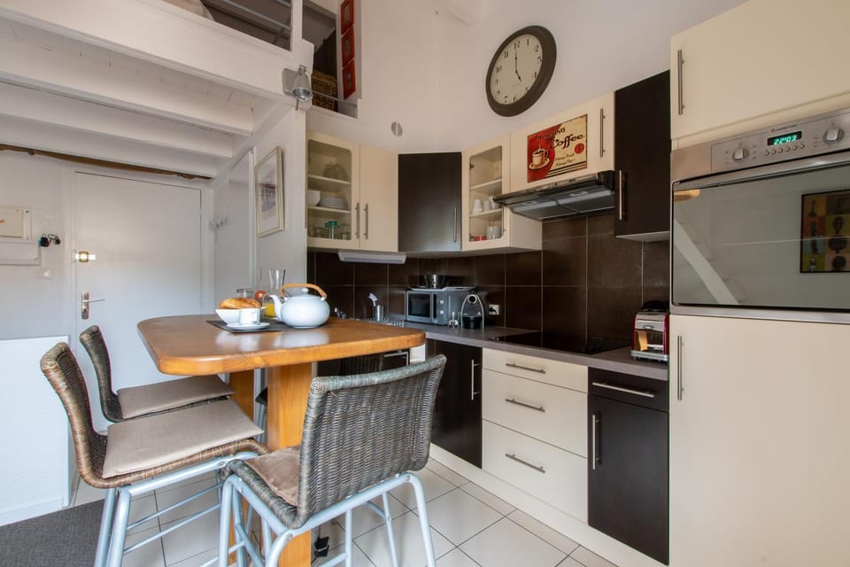 Coffee/tea facilities, Kitchen or kitchenette, Dining area, oven, stove, toaster