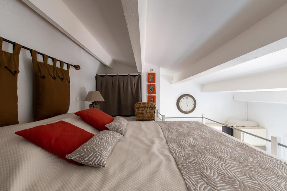Bed, Photo of the whole room, Bedroom, storage