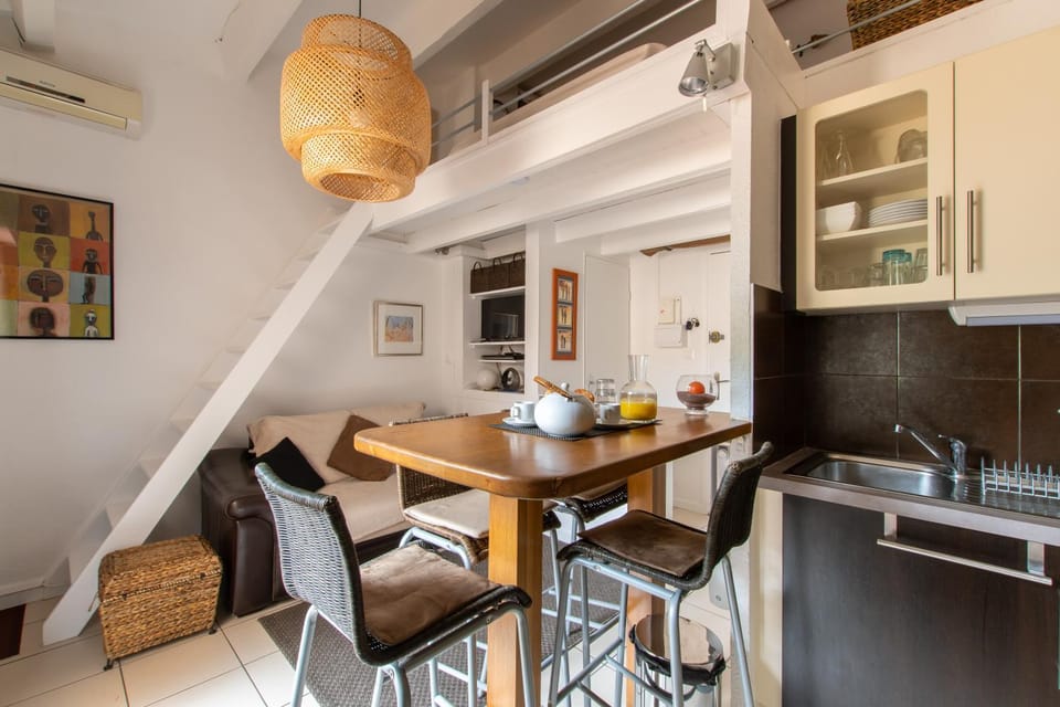 Kitchen or kitchenette, Living room, Seating area, Dining area, air conditioner
