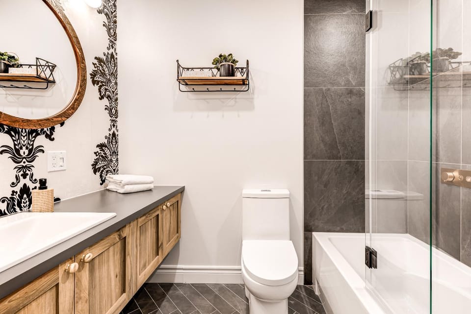 North House - Historic Two Bedroom Facing Parliament Apartment in Quebec City