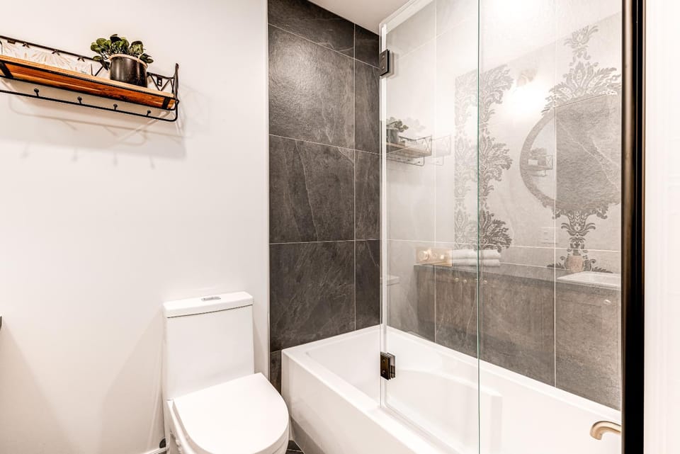 North House - Historic Two Bedroom Facing Parliament Apartment in Quebec City