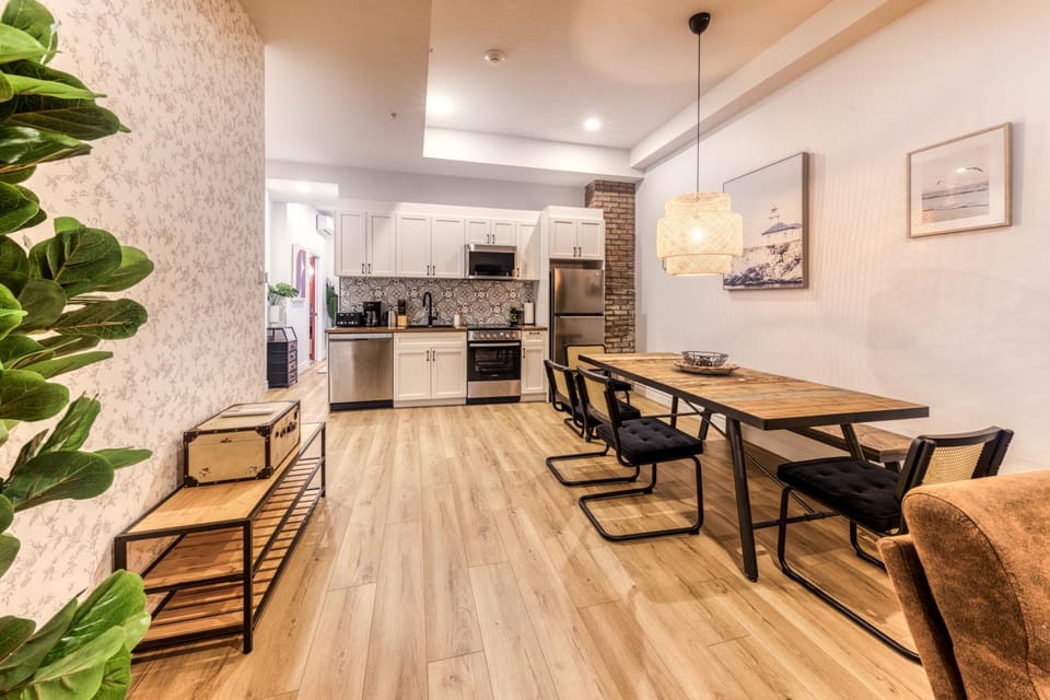 North House - Bohemian Vieux Quebec Two Bedroom Apartment in Quebec City